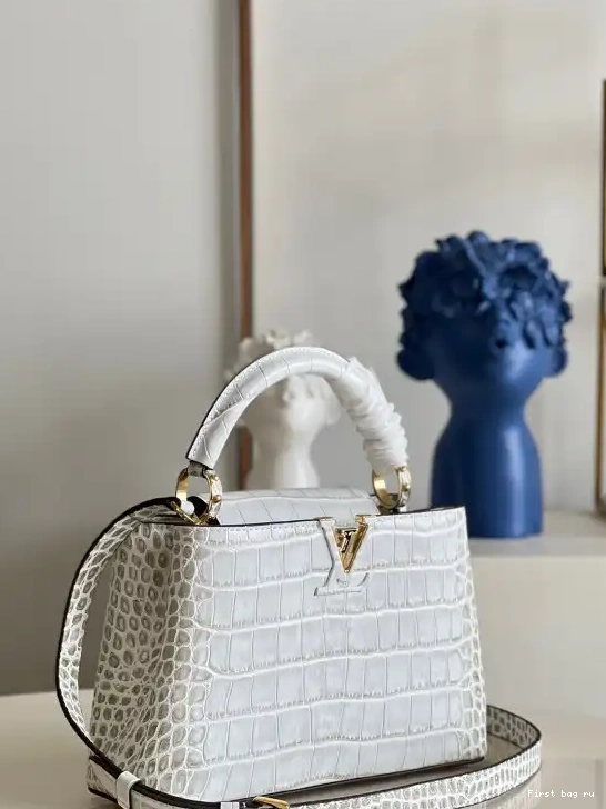 First bag ru BB CAPUCINES VUITTON LOUIS 0612